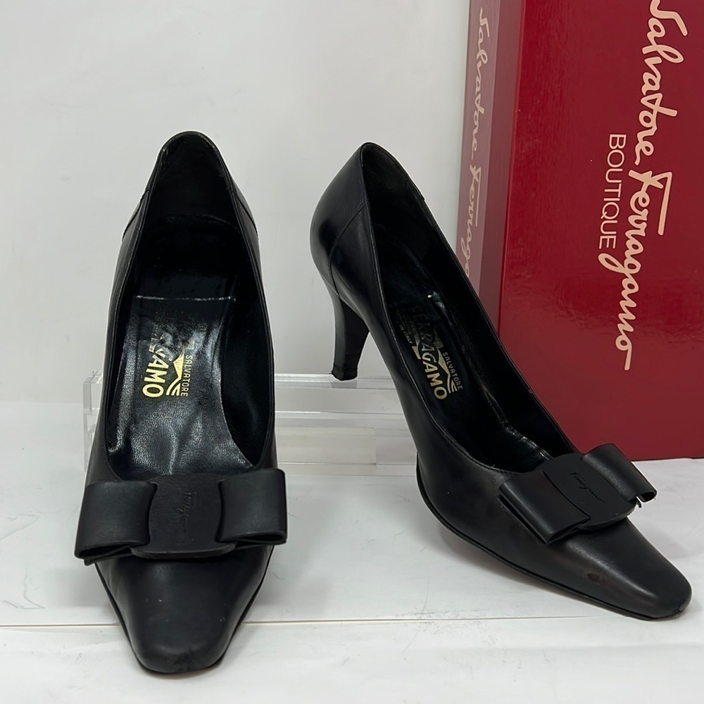 Salvatore Ferragamo Sz 8B Black Leather Vara Bow Low 2.75” Heel Pumps